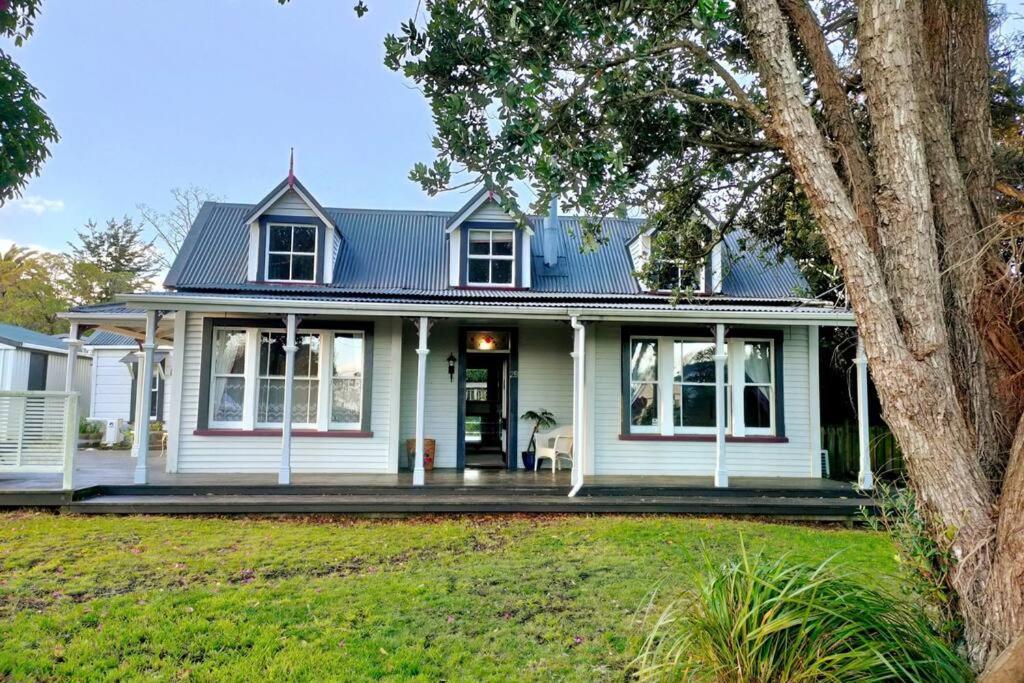The Oaks- A Beautifully Appointed 1890S Villa Featherston Eksteriør bilde